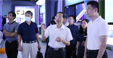 厦门火炬高新区党工委副书记、管委会主任庄荣良一行莅临云顶集团官网调研指导 